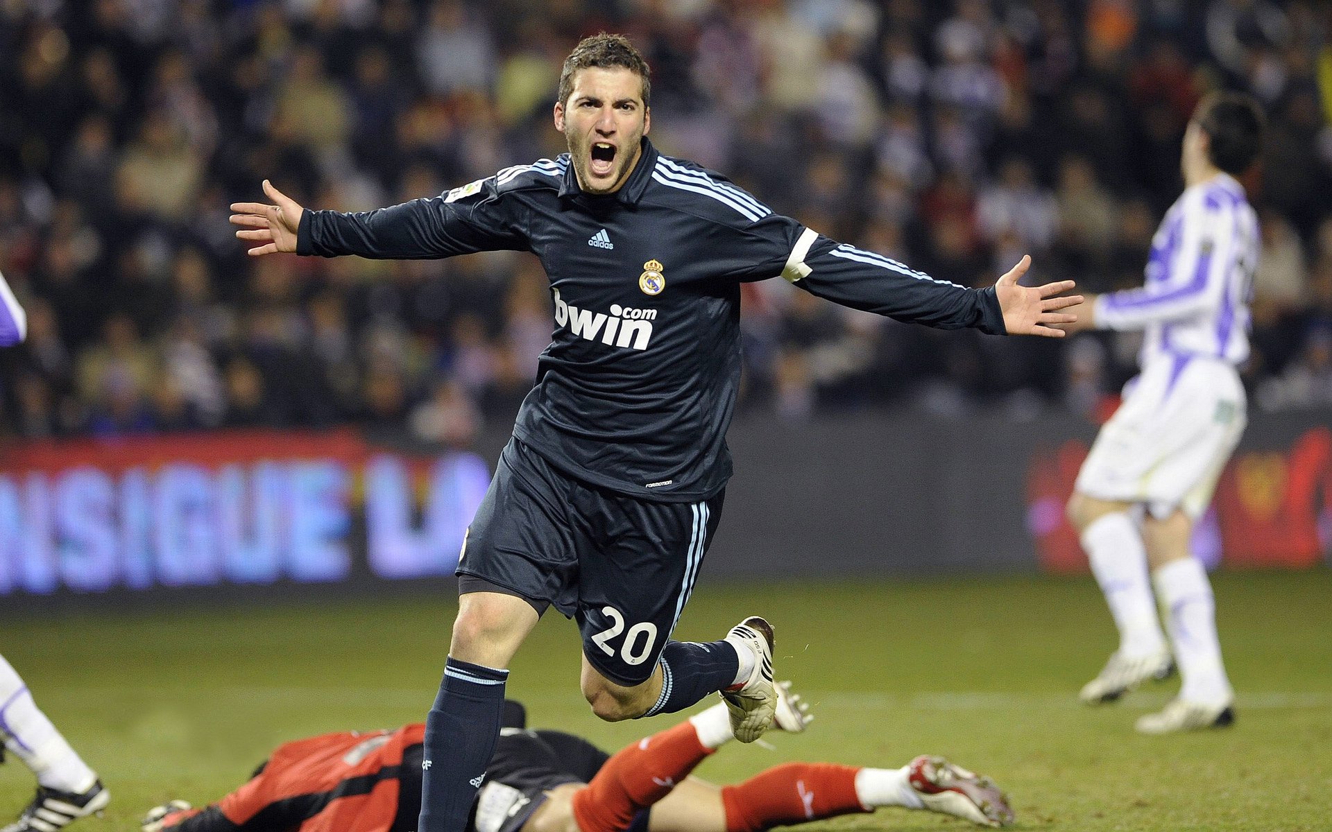 亚洲足球盛事持续进行，激烈对抗令球迷热血澎湃，亚洲足球赛事